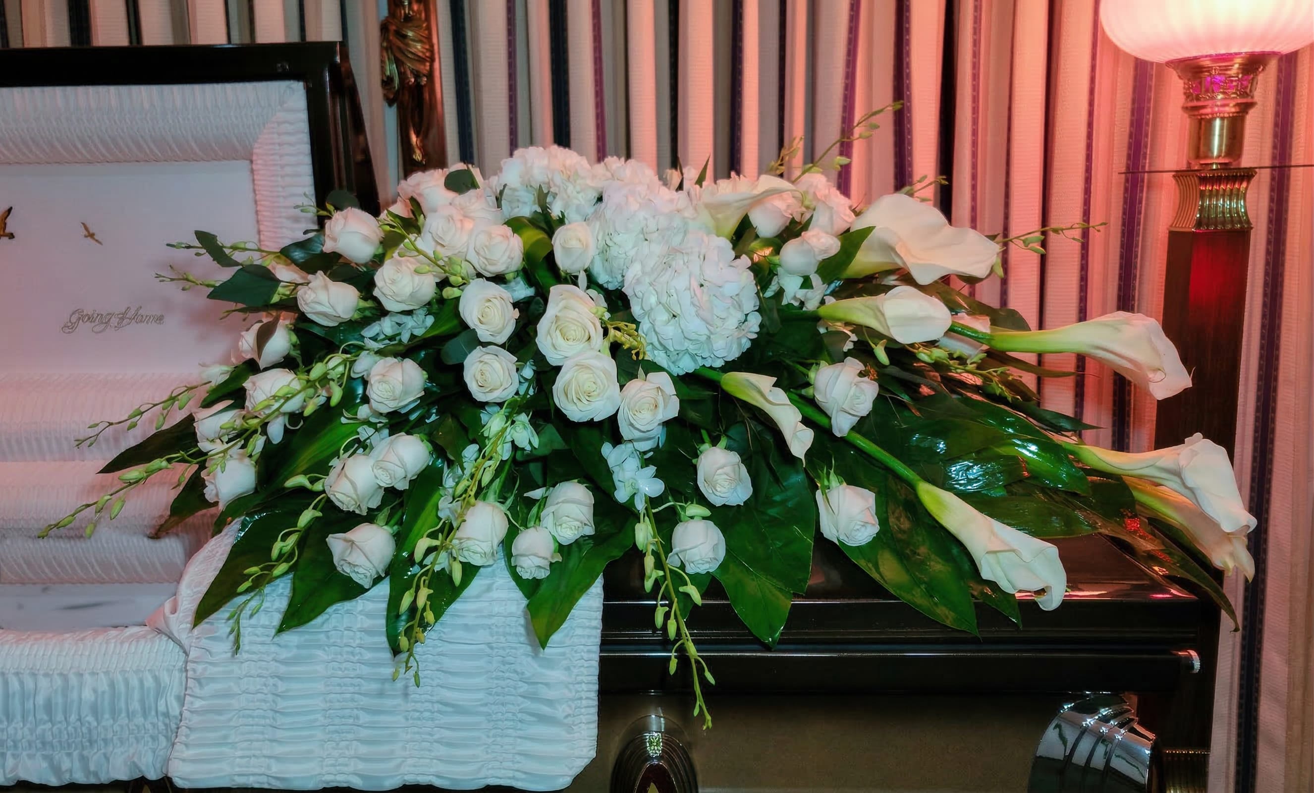 CC-10 Casket cover de rosas, lirios cala, hortensias y orquí­deas con cinta impresa