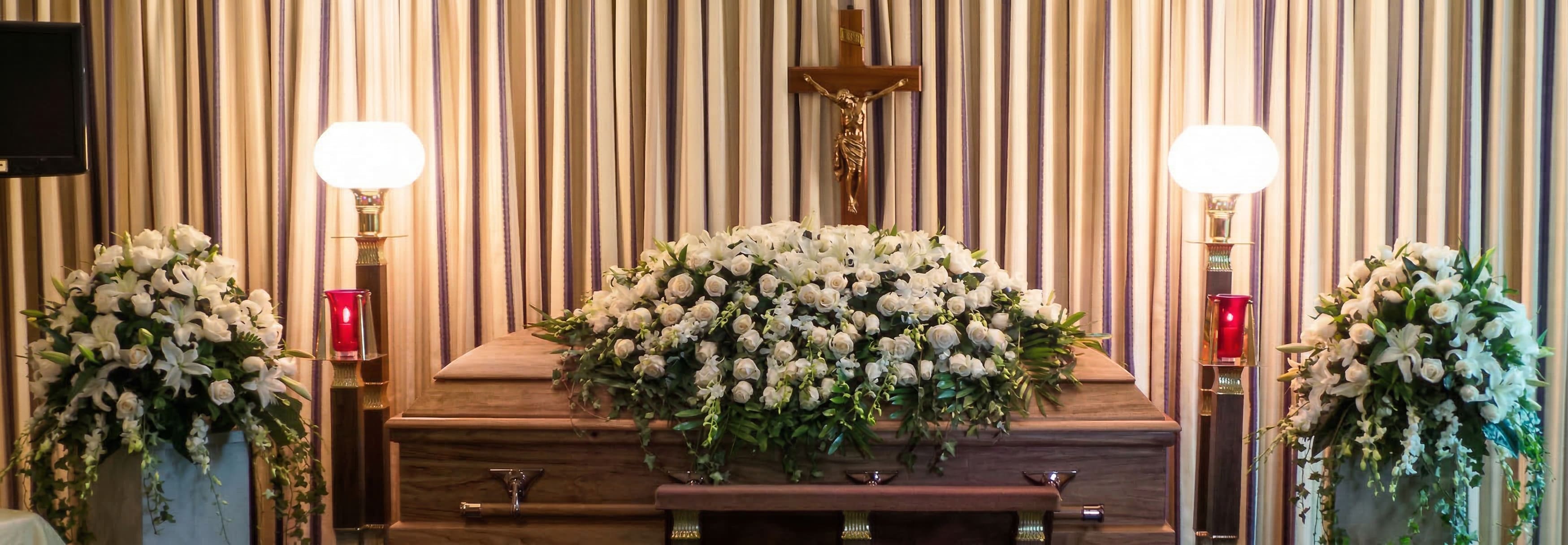 SC-21 Set funeral de rosas, lirios y orquídeas con cinta impresa