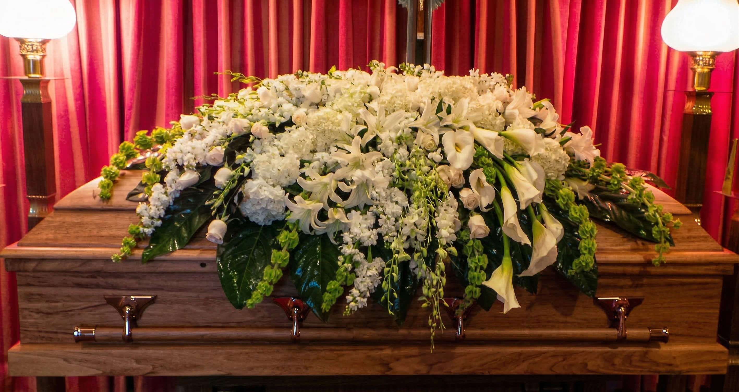 CC-18 Casket cover de rosas, lirios, orquídeas, hortensias, stock y lirios cala con cinta impresa