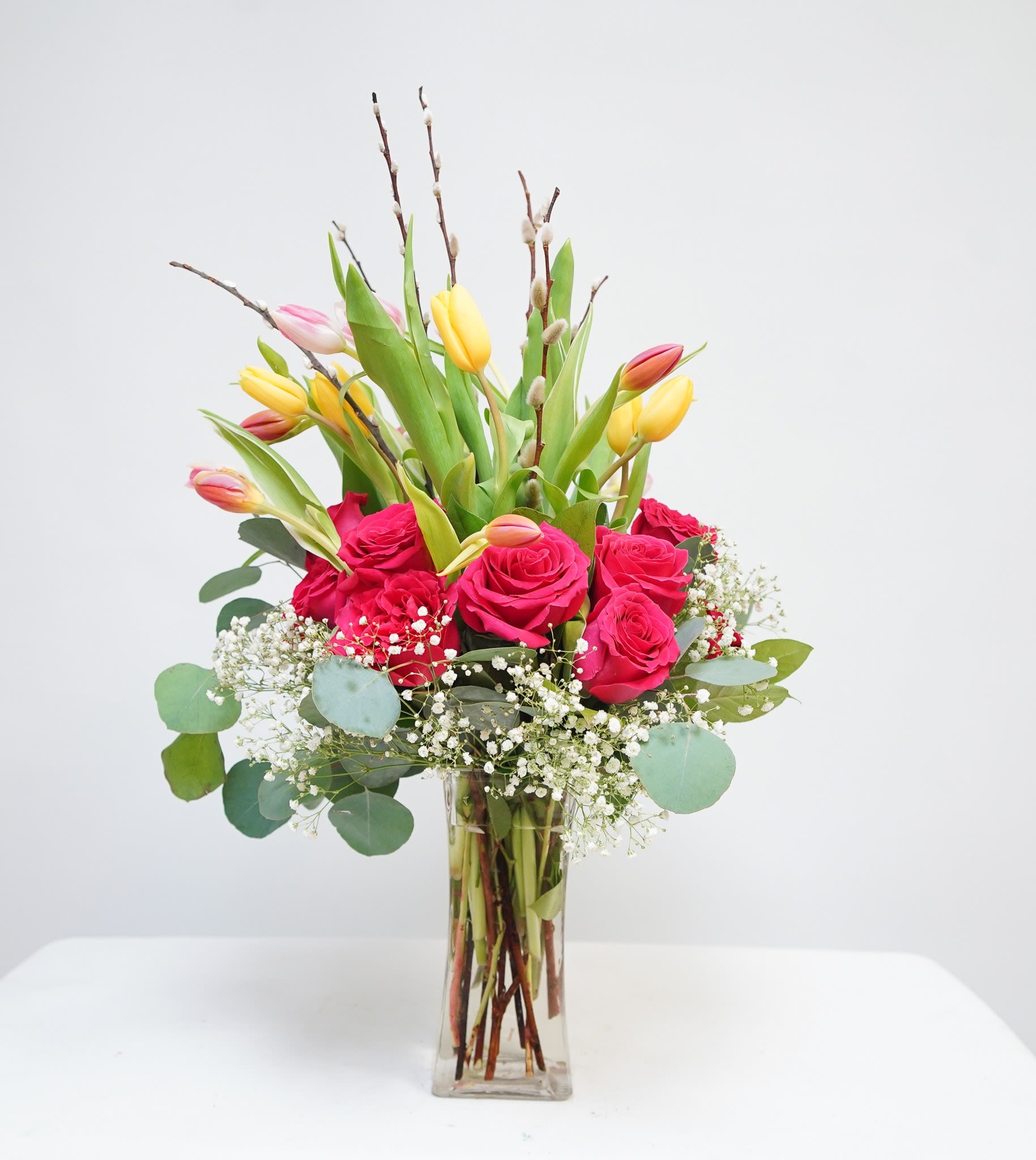 EA-4 Arreglo de tulipanes, rosas, baby breath y pussy willow