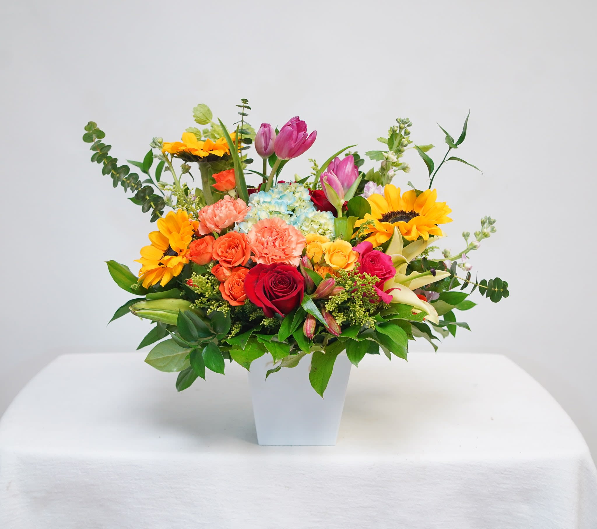 EA-8 Arreglo de girasoles, spray roses, lirios,claveles, tulipanes, rosas y stock