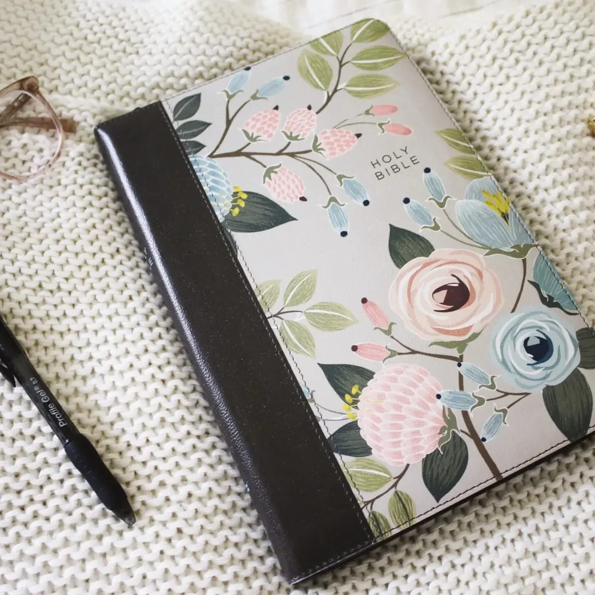 NIV Thinline Bible Large Print Leathersoft Floral, Zippered Flower Bouquet