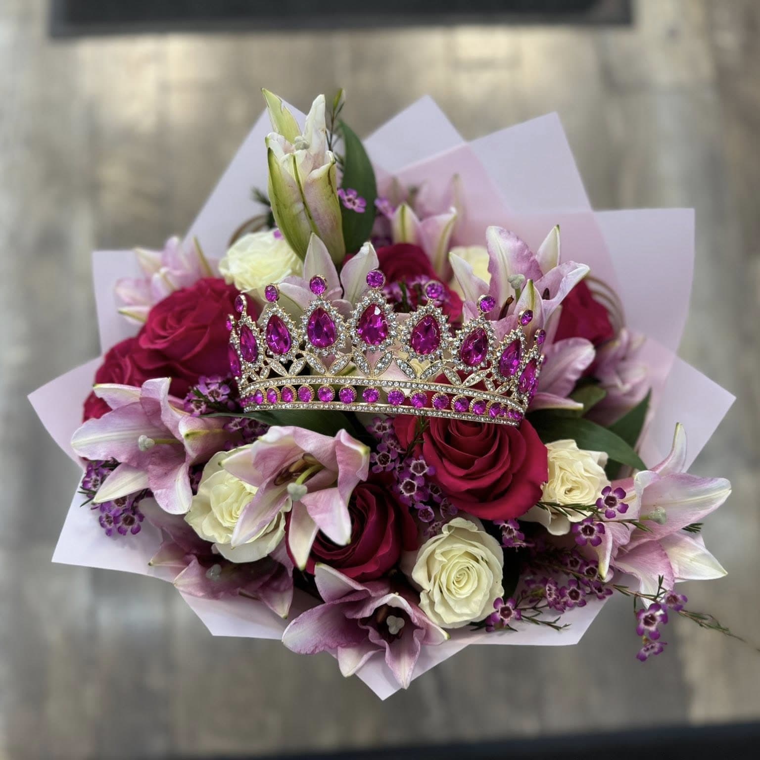 Pretty Pink Queen Ramo Buchon Flower Bouquet
