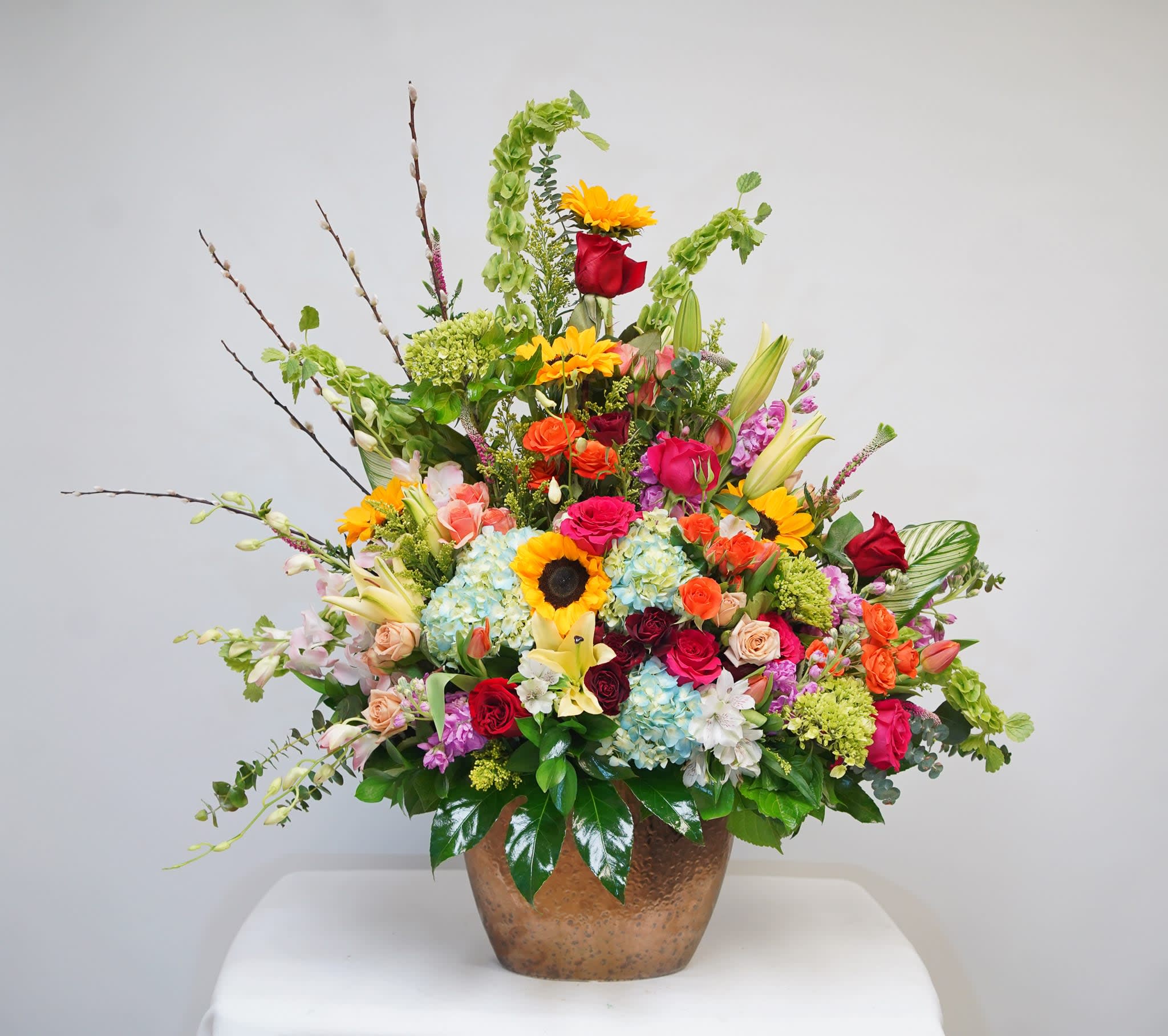 M-25 Arreglo de rosas, orquídeas, stock, girasoles, hortensias, lirios, spray roses y tulipanes