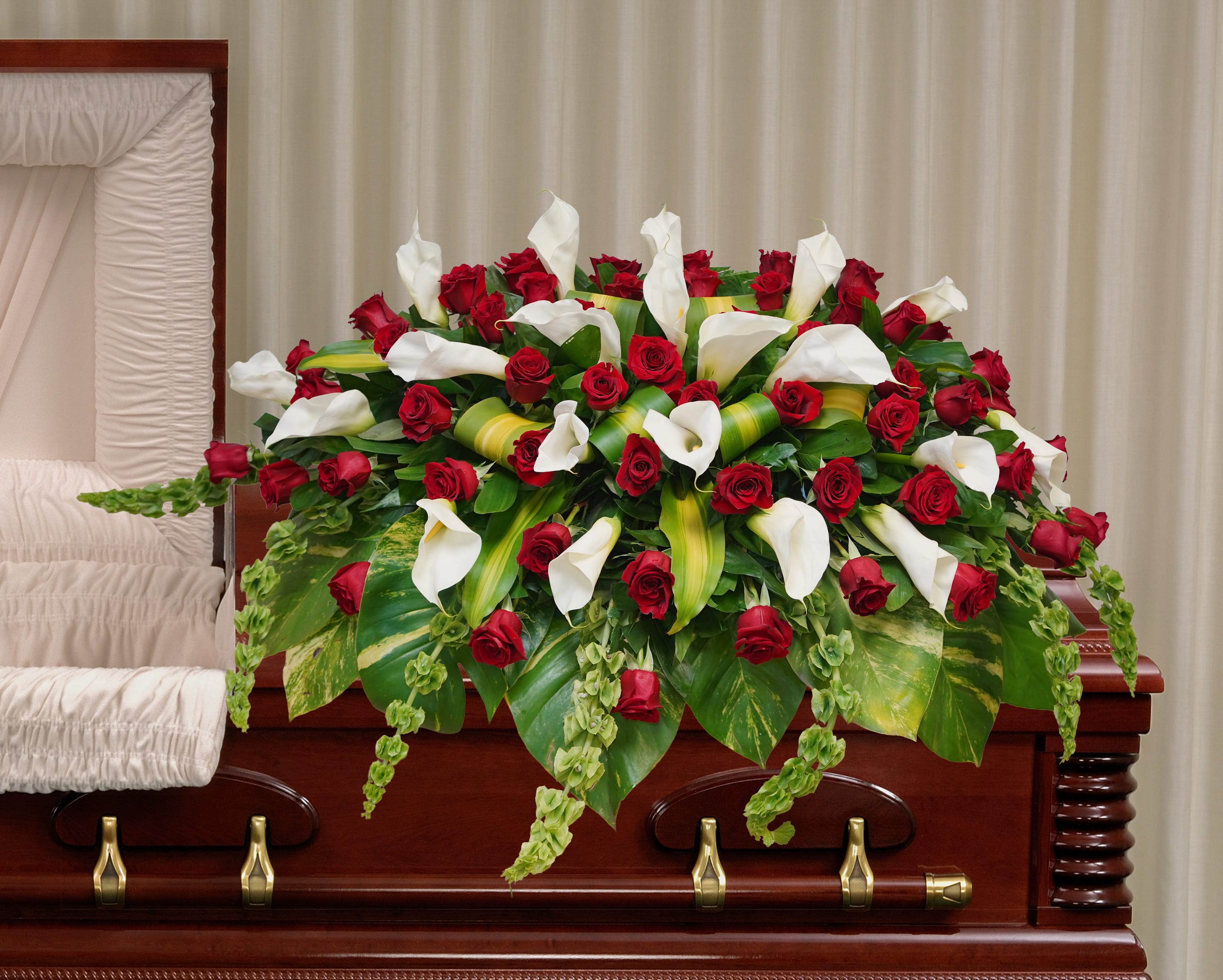 CC-8 Casket cover de rosas y lirios cala con cinta impresa
