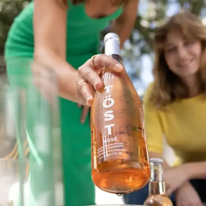 Töst Rosé Non-Alcoholic Sparkling Beverage, 750mL