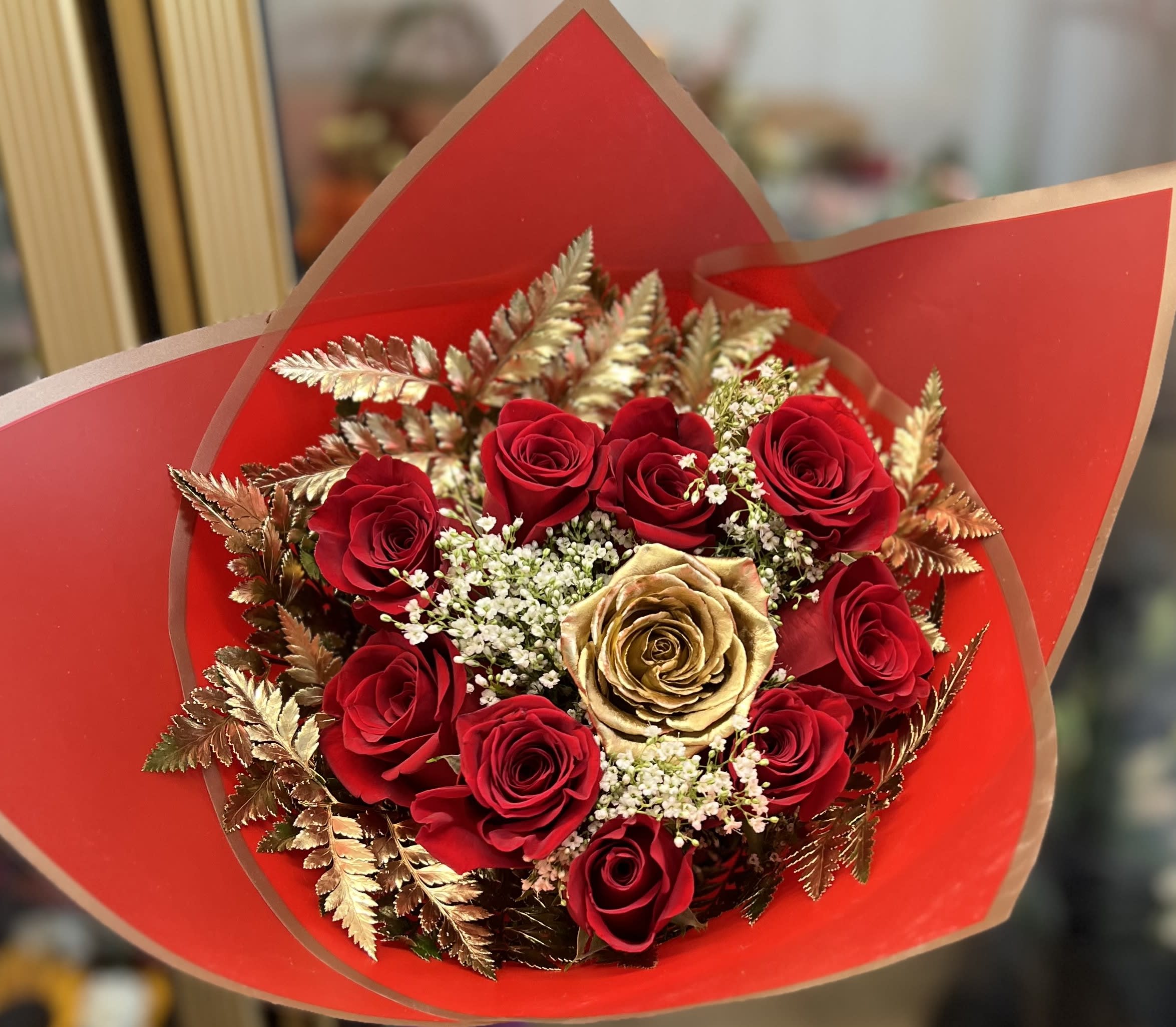 12 Roses Gold N' Love Flower Bouquet