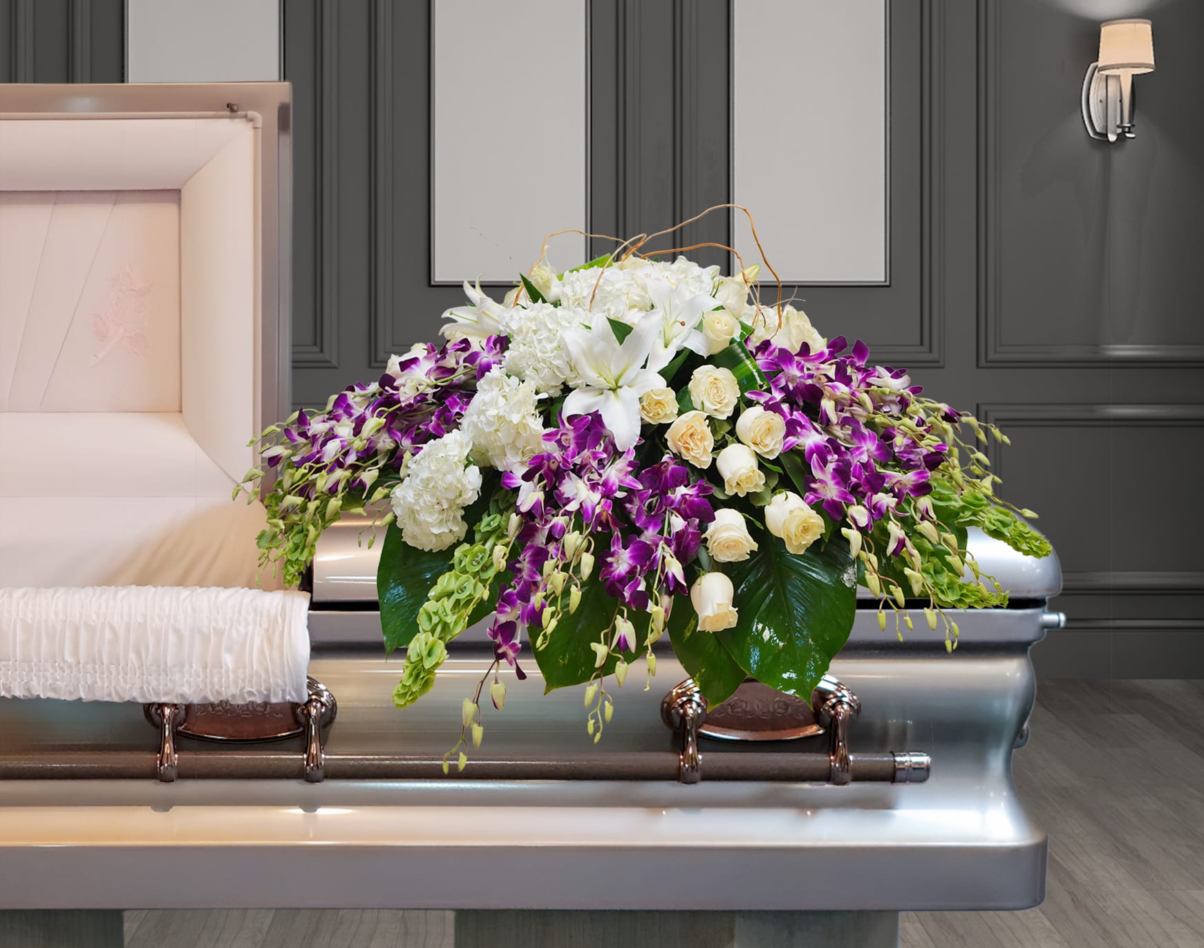 CV-10 Casket cover de rosas, orquídeas violetas, hortensias, lirios casablanca y campana de Irlanda