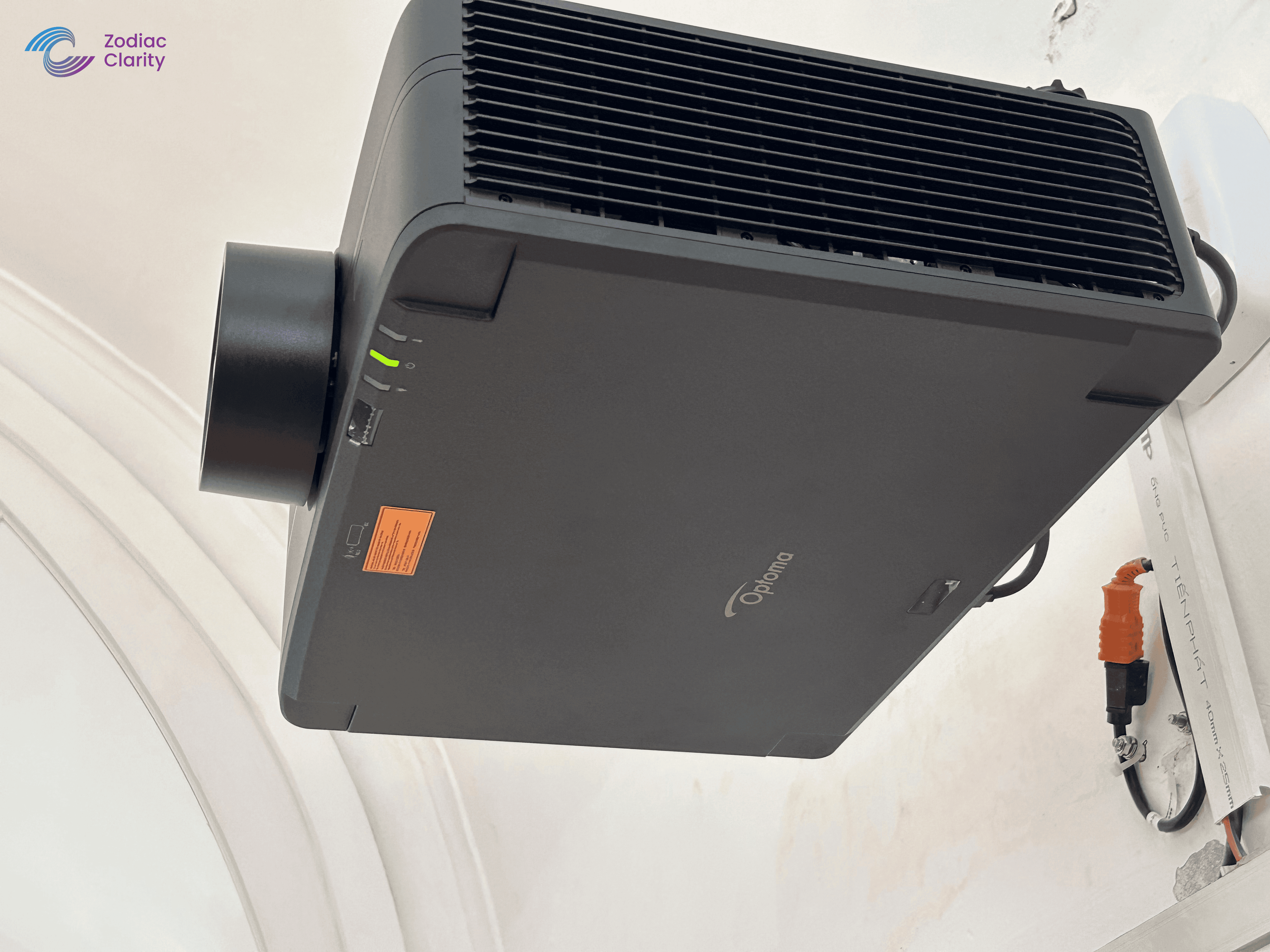 may-chieu-optoma-zu820t.png