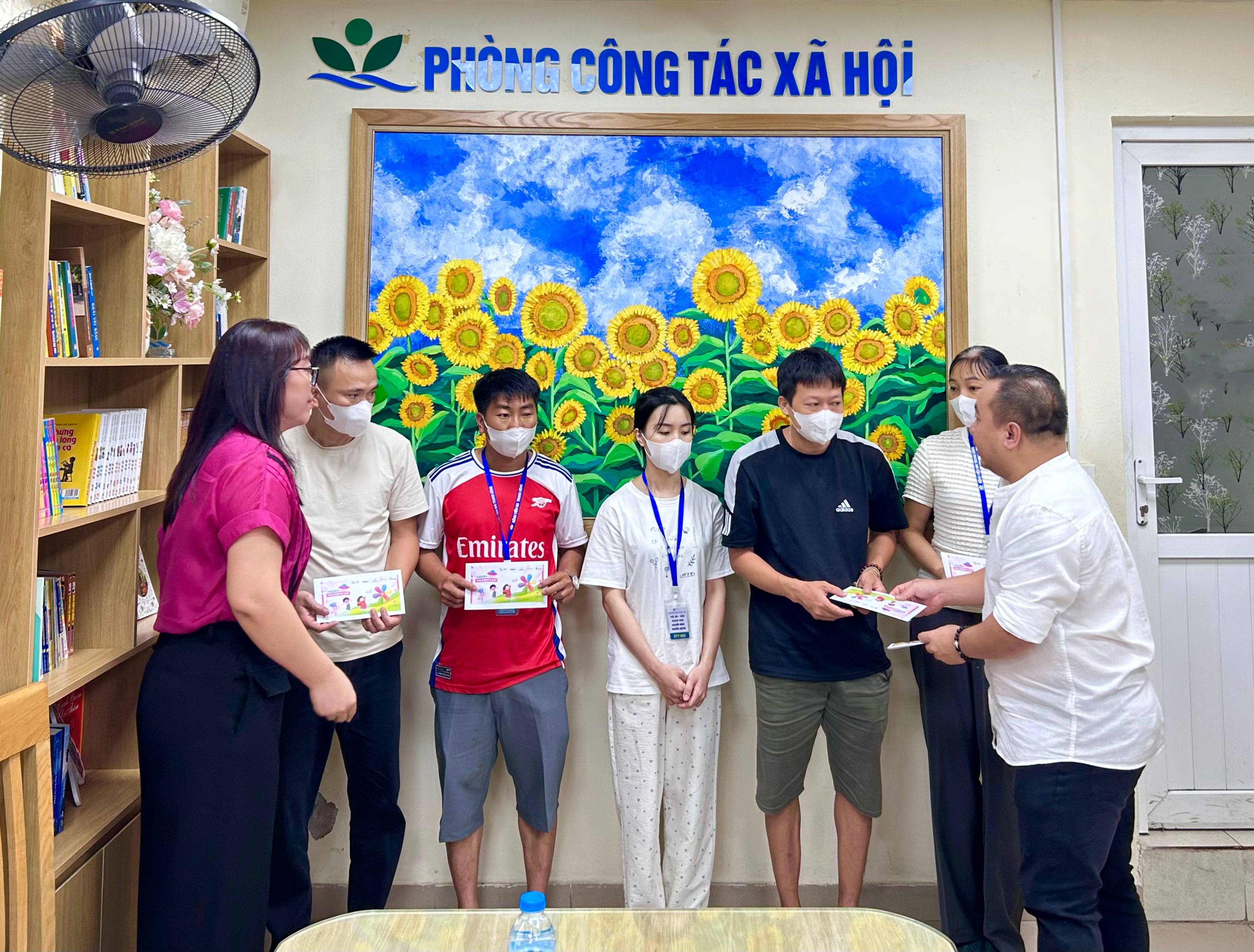 trao-tang-qua-cho-cac-hoan-canh.jpg