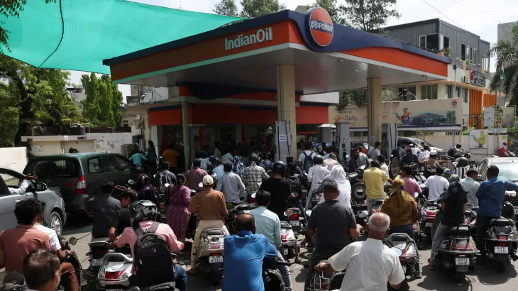 Indian Police Manage Long Queues Amid Panic Over Fuel Shortage Fears