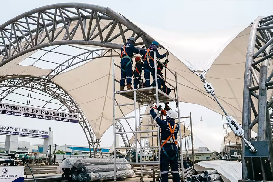 kanopi membrane tahan cuaca dengan struktur kuat