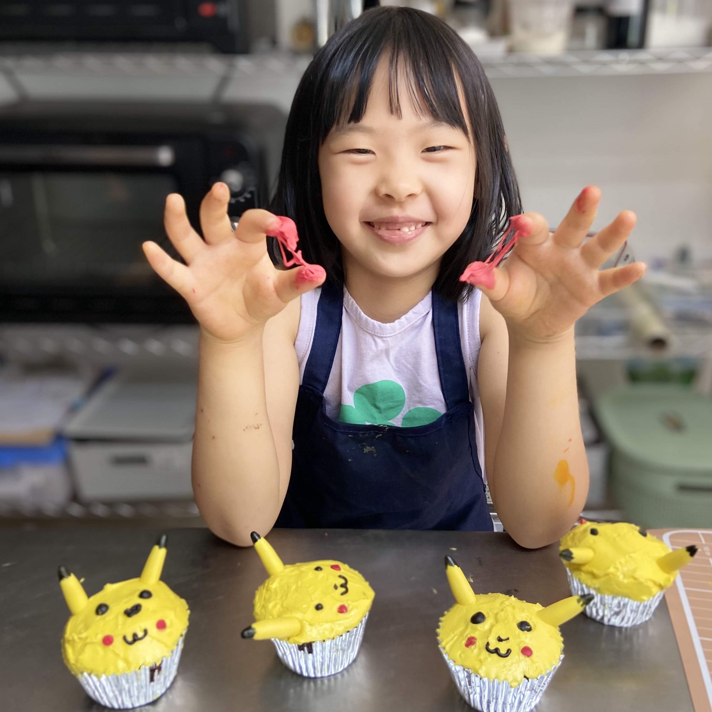 Kids decorating cupcakes at Freshy's Baking Class
