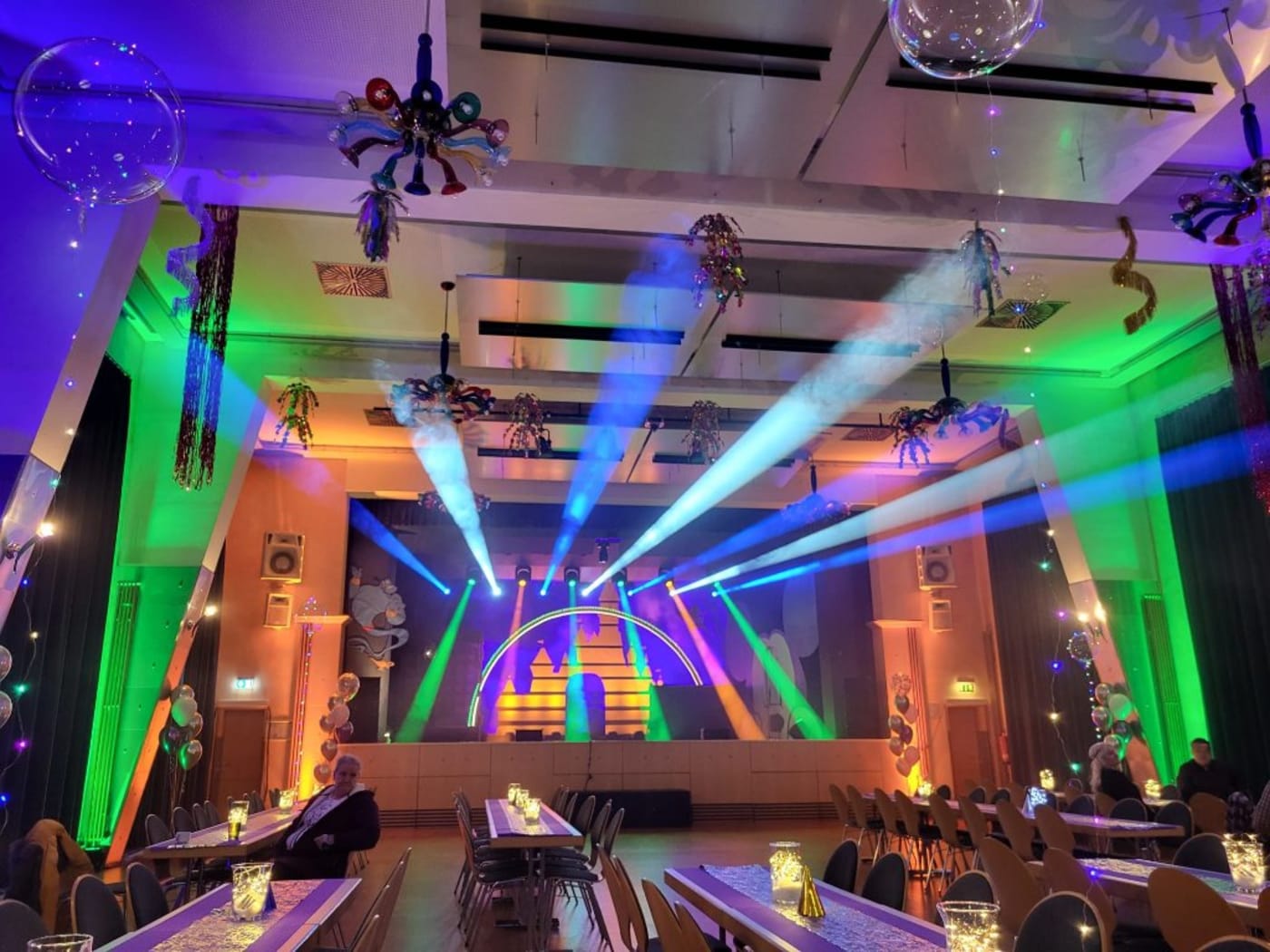 Festlich gedeckte Tische und Lichtshow im Saal der FRoSTA-Firmenfeier – Networking-Atmosphäre während einer Firmenveranstaltung im Rhein-Neckar-Raum