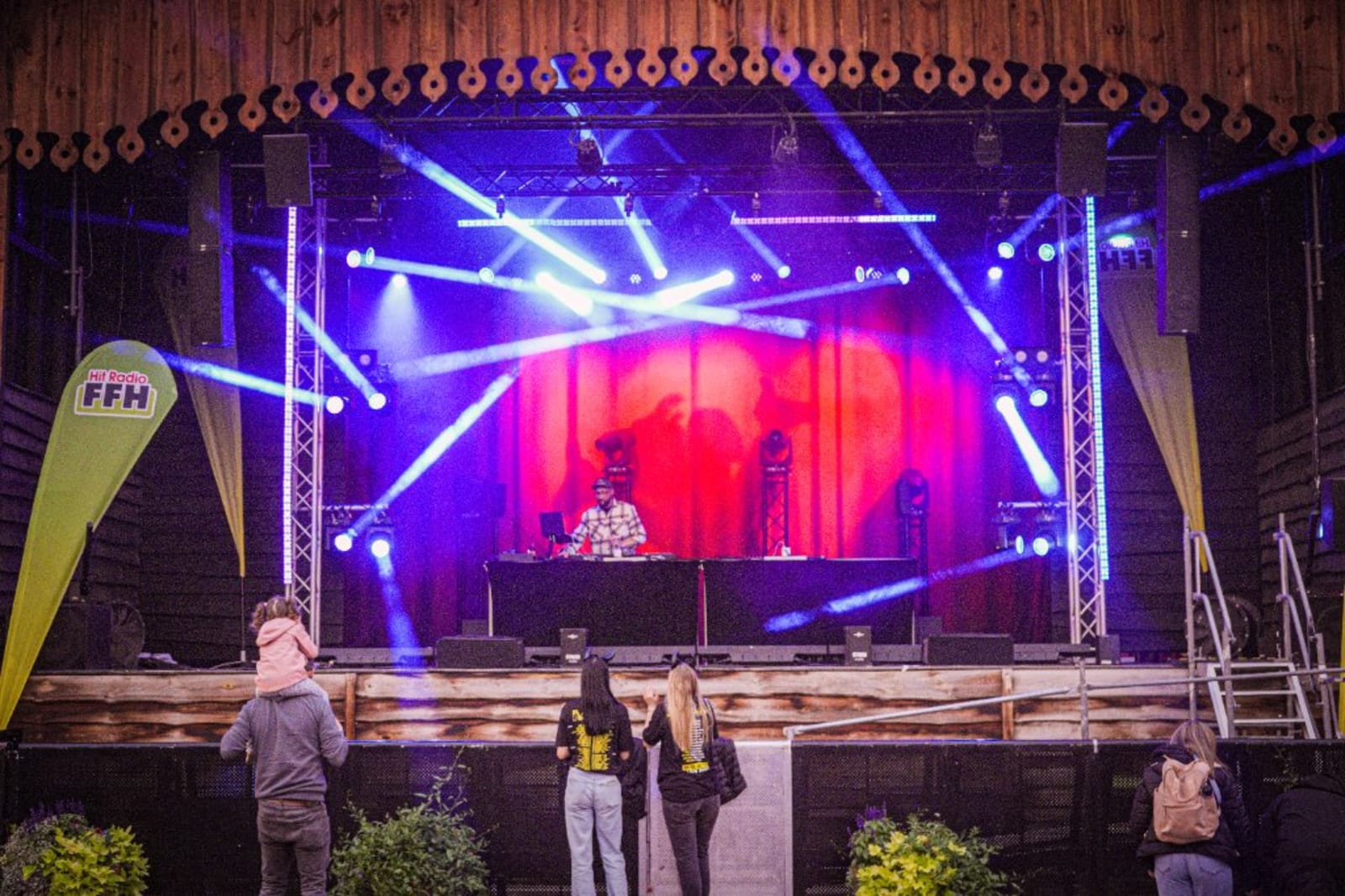 DJ Jan Mitchell bei einem Live-Auftritt auf der Bühne einer Firmenfeier mit Lichtshow und Publikum im Raum Mannheim