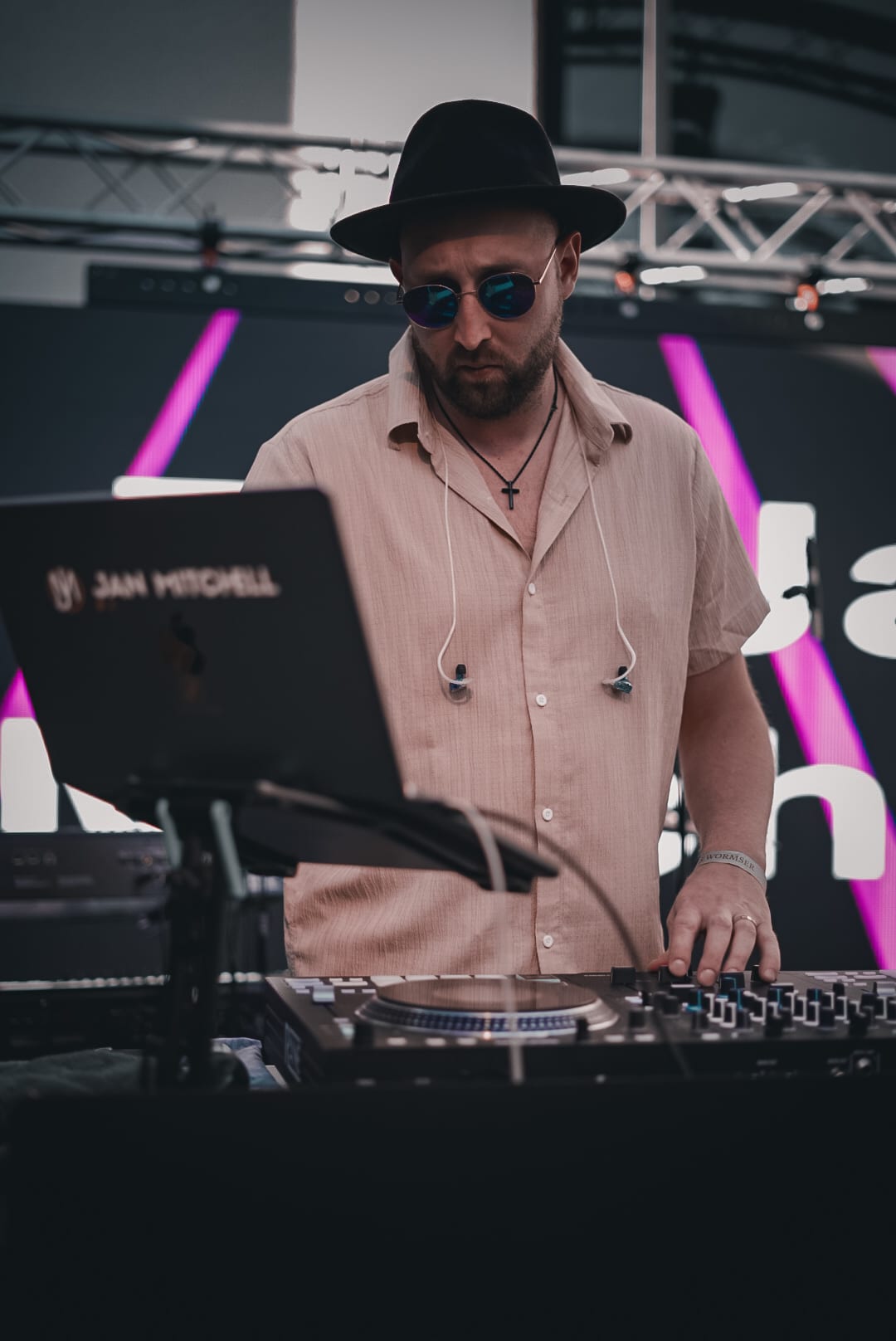 DJ Jan Mitchell aus Mannheim – Porträt am DJ-Controller, Channel B