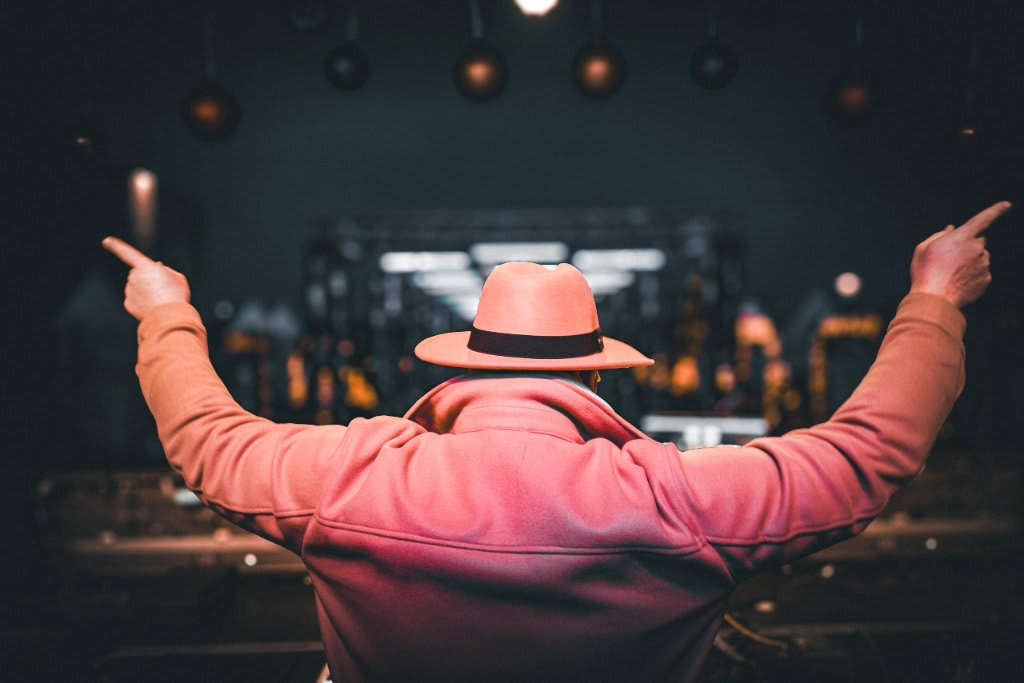 DJ Sebastian Graf auf der Bühne bei einem Firmen-Winterevent in Mannheim