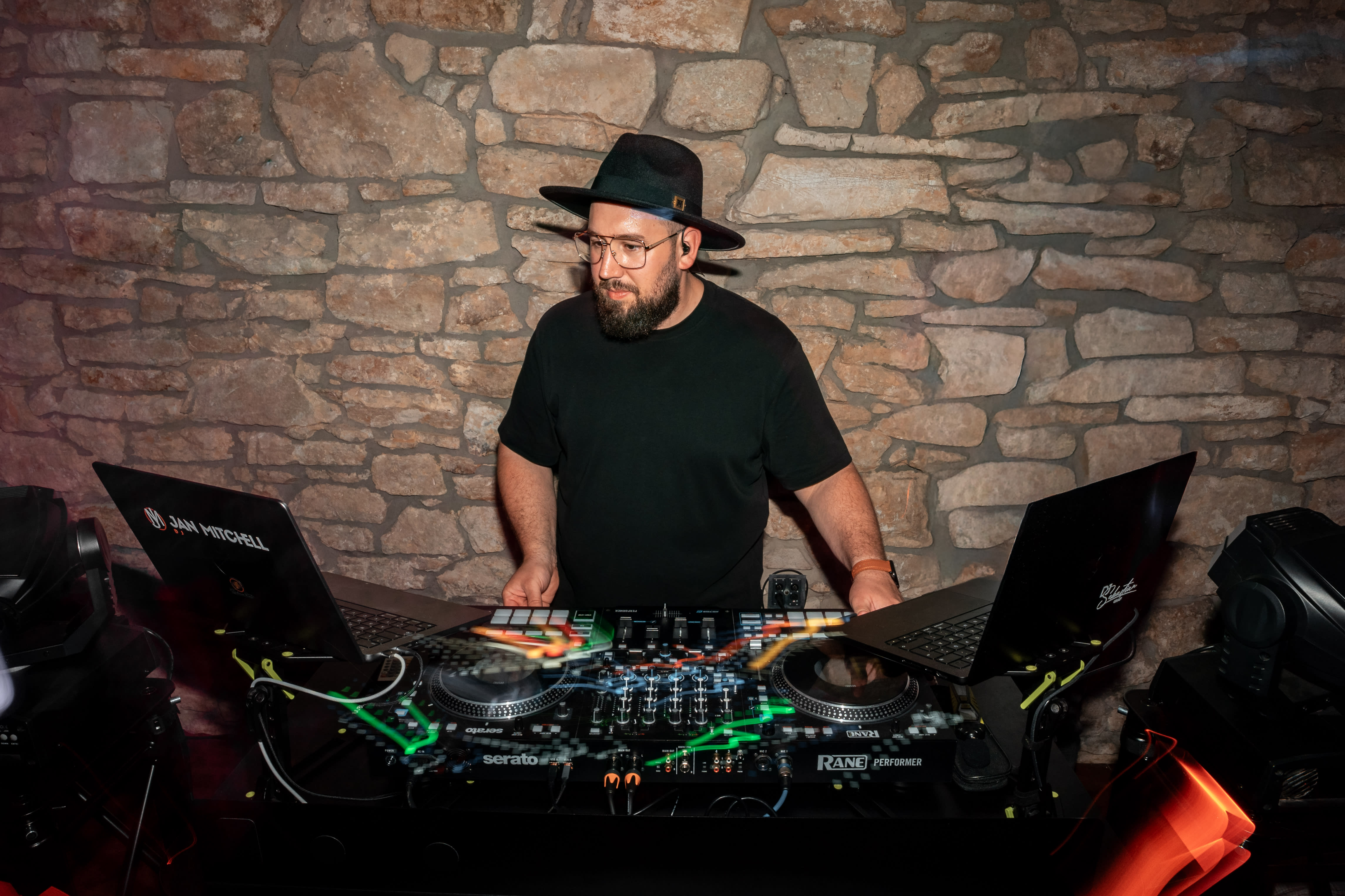 DJ Sebastian Graf aus Mannheim – Porträt am DJ-Controller, Channel A