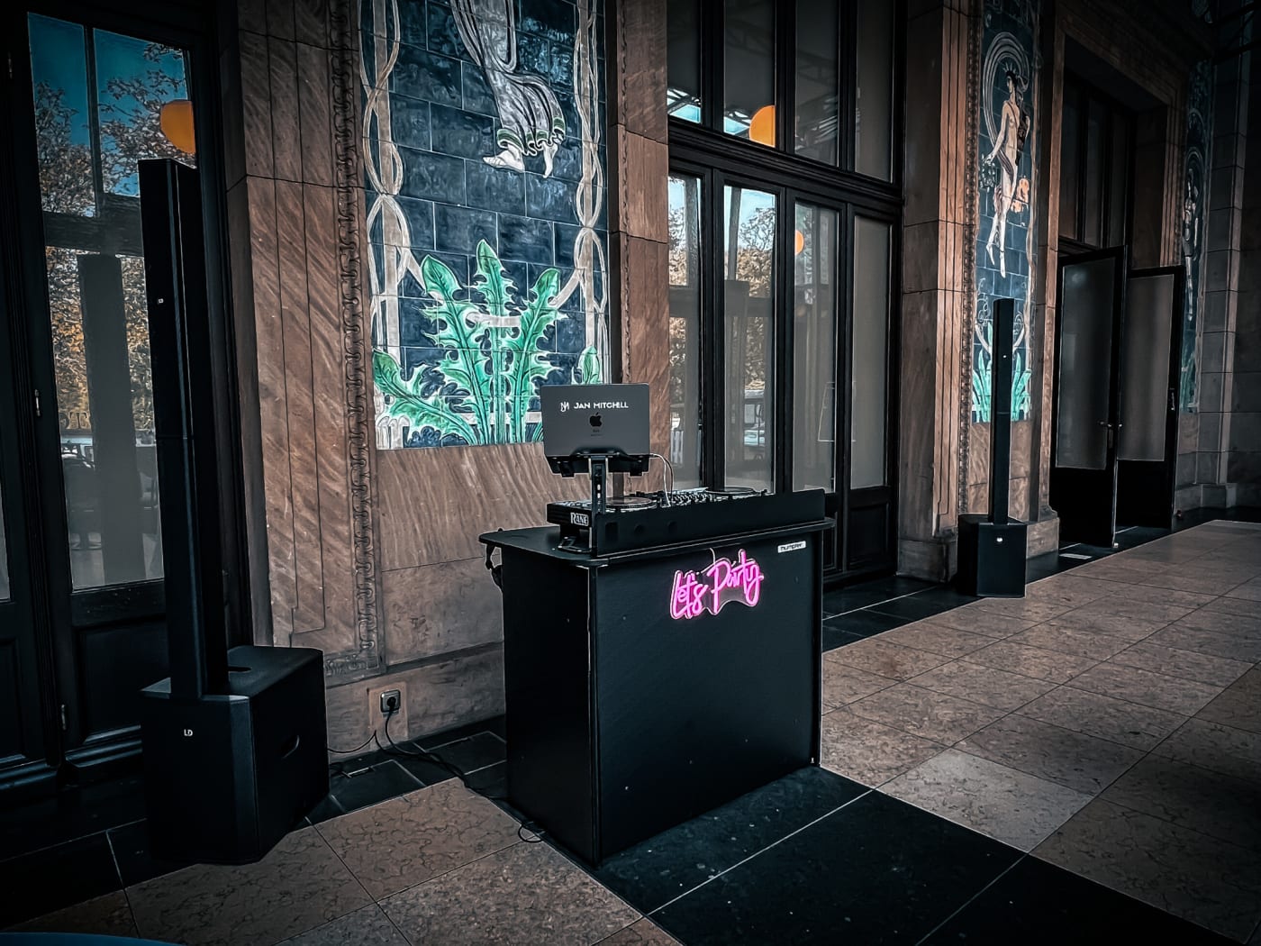 Empfangsraum einer Firmenfeier in einer Glasdach-Eventlocation im Raum Mannheim mit hohen Cocktailtischen