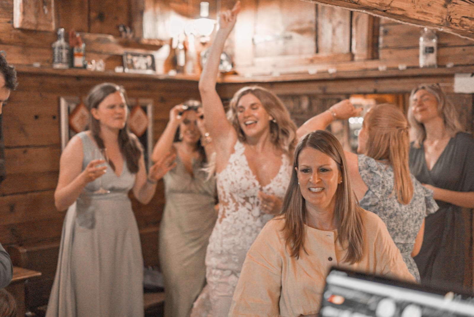 Braut tanzt auf der Hochzeit in Gimmelwald, Schweiz – DJ Mannheim am Pult