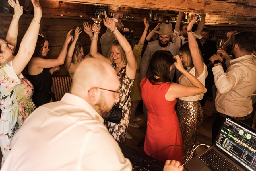 DJ Jan Mitchell am DJ-Pult auf der Hochzeit in Gimmelwald, Schweiz