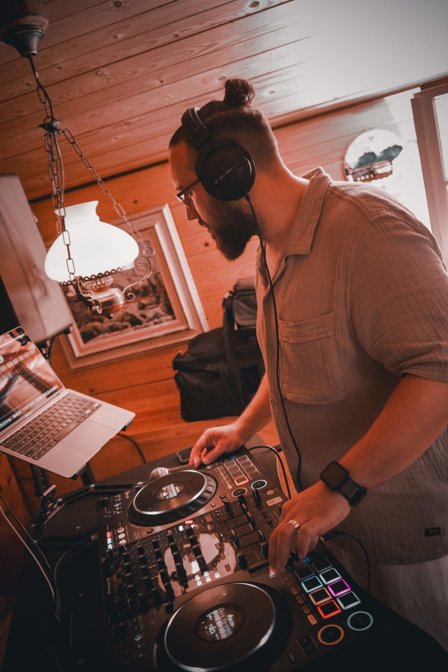 DJ Sebastian Graf am DJ-Pult auf der Hochzeit in Gimmelwald, Schweiz