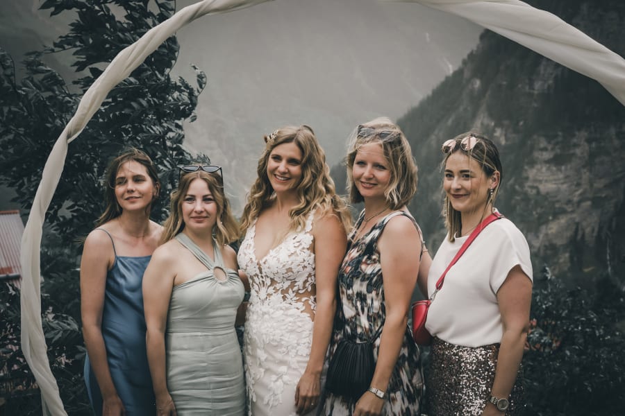 Braut mit ihren Brautjungfern auf der Hochzeit in Gimmelwald