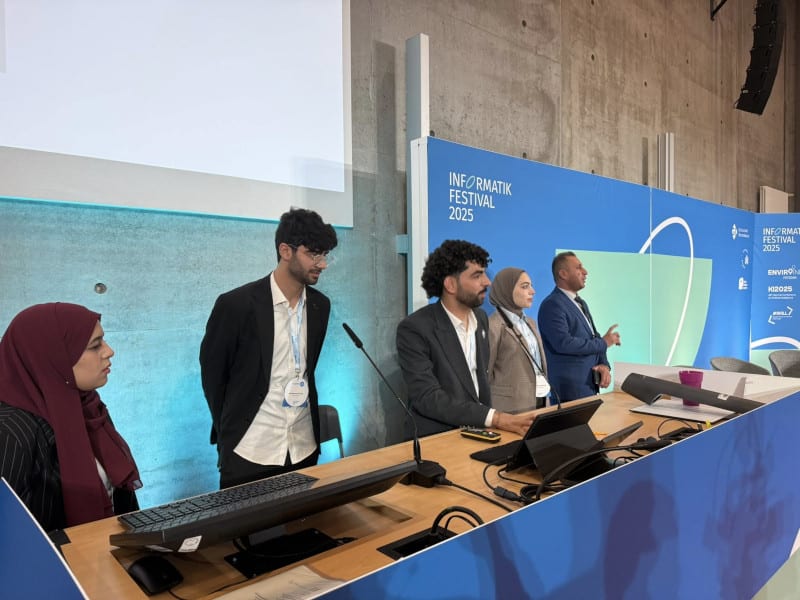 Adil answering questions about Old City of Mosul during Informatik Festival 2025