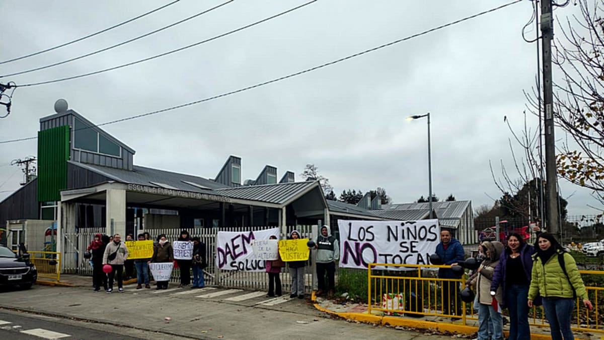 Apoderados se manifiestan frente a establecimiento educacional rural de Osorno
