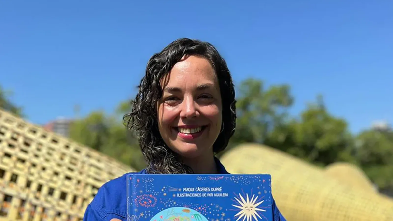 Maqui Cáceres Dupré sostiene su libro infantil «Maqui y Flami, la curiosa»