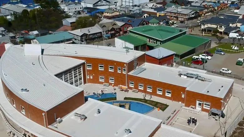 Vista aérea del edificio del CESFAM de Dalcahue rodeado de casas de la comuna