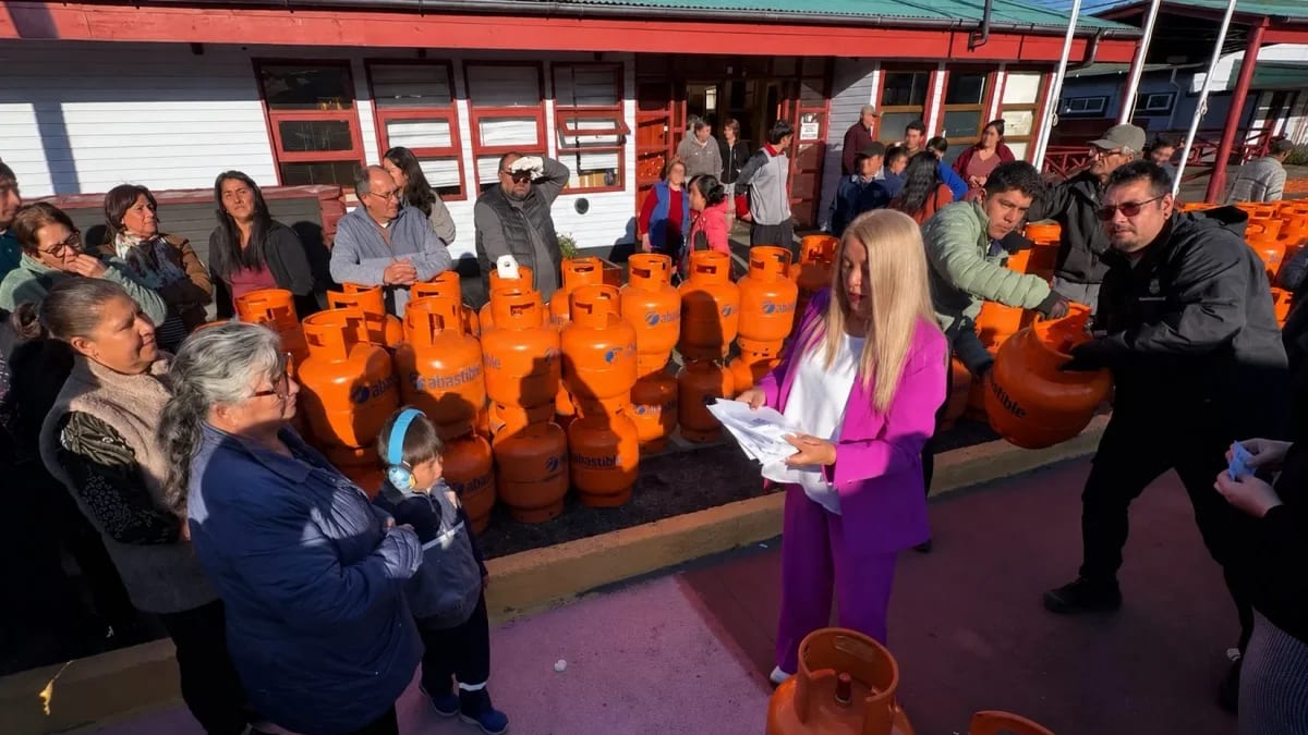 Entrega de cilindros de gas en actividad municipal relacionada con apoyo a vecinos de Hualaihué