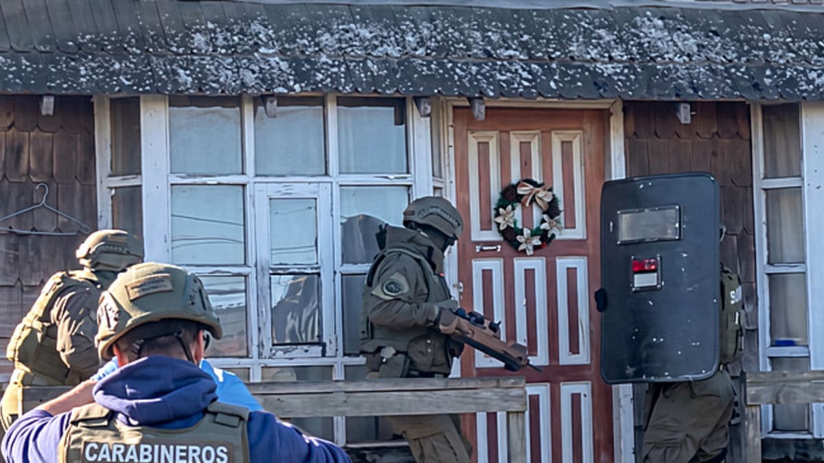 Personal de Carabineros durante allanamiento policial en Quellón