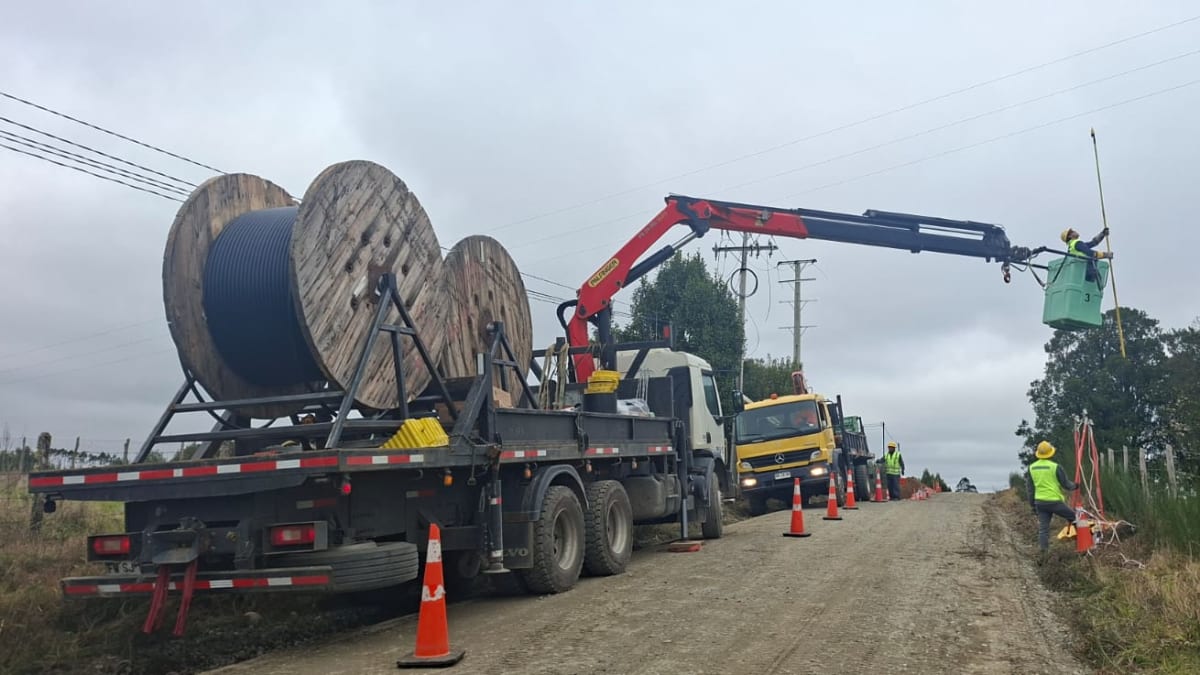 Trabajos de electrificación rural en el sector Cumbre La Bola de Maullín