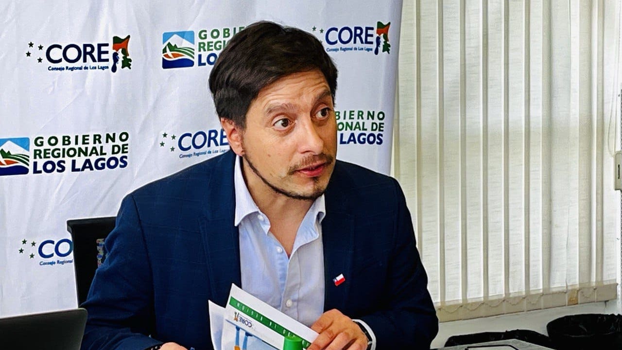 El consejero regional César Negrón durante una sesión del Consejo Regional de Los Lagos