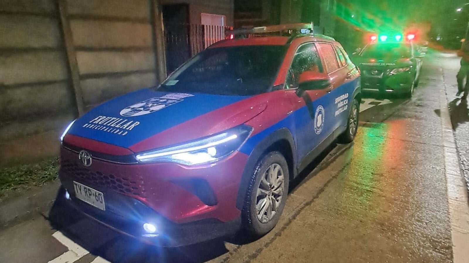 Imagen de archivo: vehiculo de Seguridad Publica de Frutillar junto a un carro de Carabineros durante un procedimiento nocturno