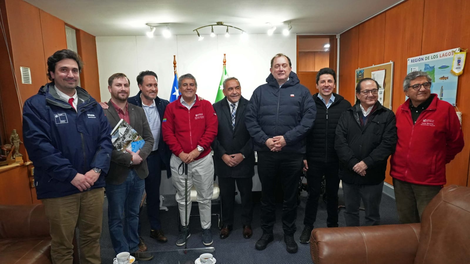 Autoridades regionales y municipales reunidas en el Gobierno Regional de Los Lagos tras comprometer el cofinanciamiento de dos parques