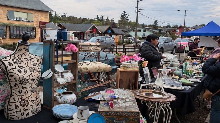 Imagen de archivo: puestos de una feria callejera en Frutillar, con casas de tejuela al fondo