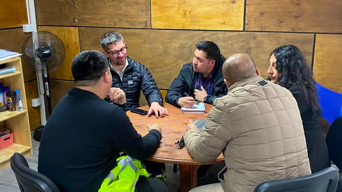Reunión entre representantes de la Municipalidad de Frutillar e ISA Vías por mejoras en accesos comunales