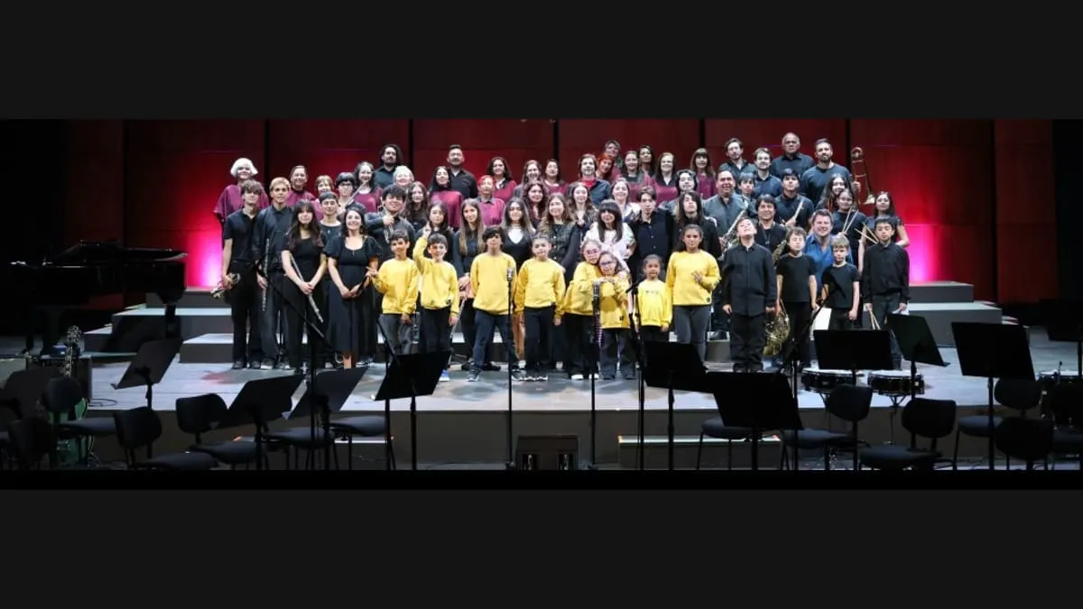 Elencos de la Casa Municipal de la Música de Frutillar sobre el escenario del Teatro del Lago