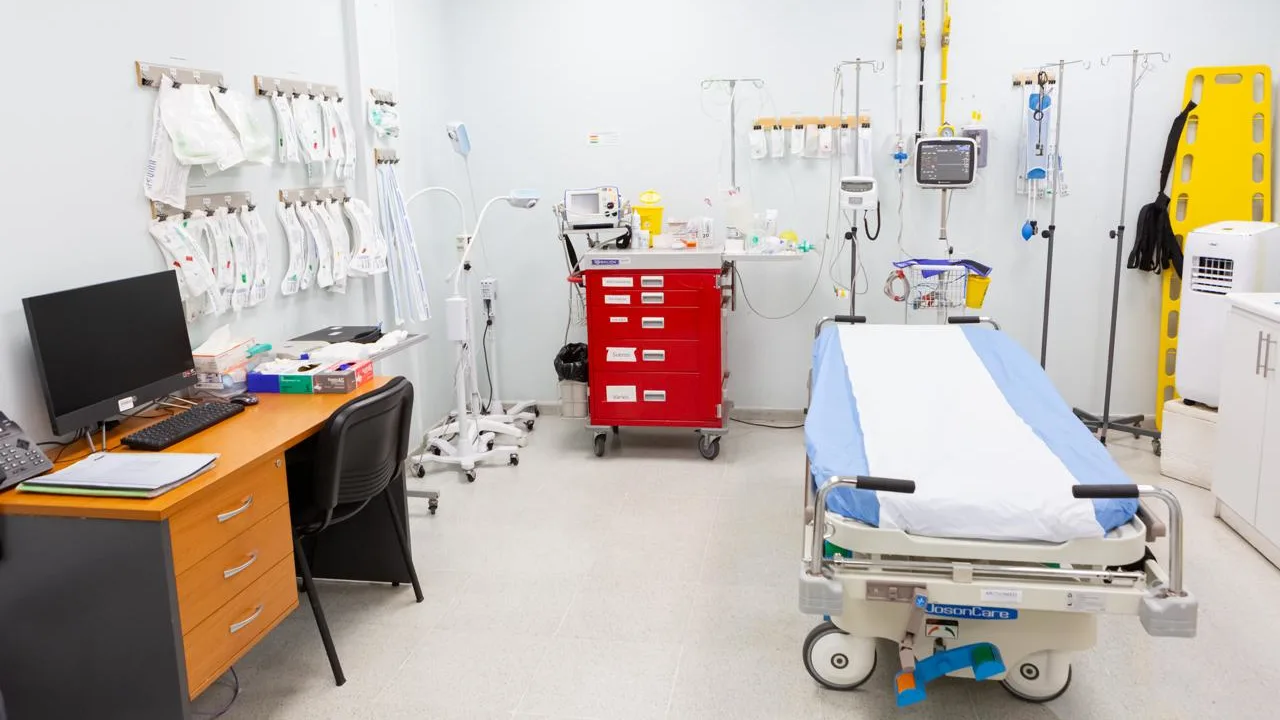 Box de atención de un centro de salud municipal de Puerto Montt, con camilla y equipamiento clínico