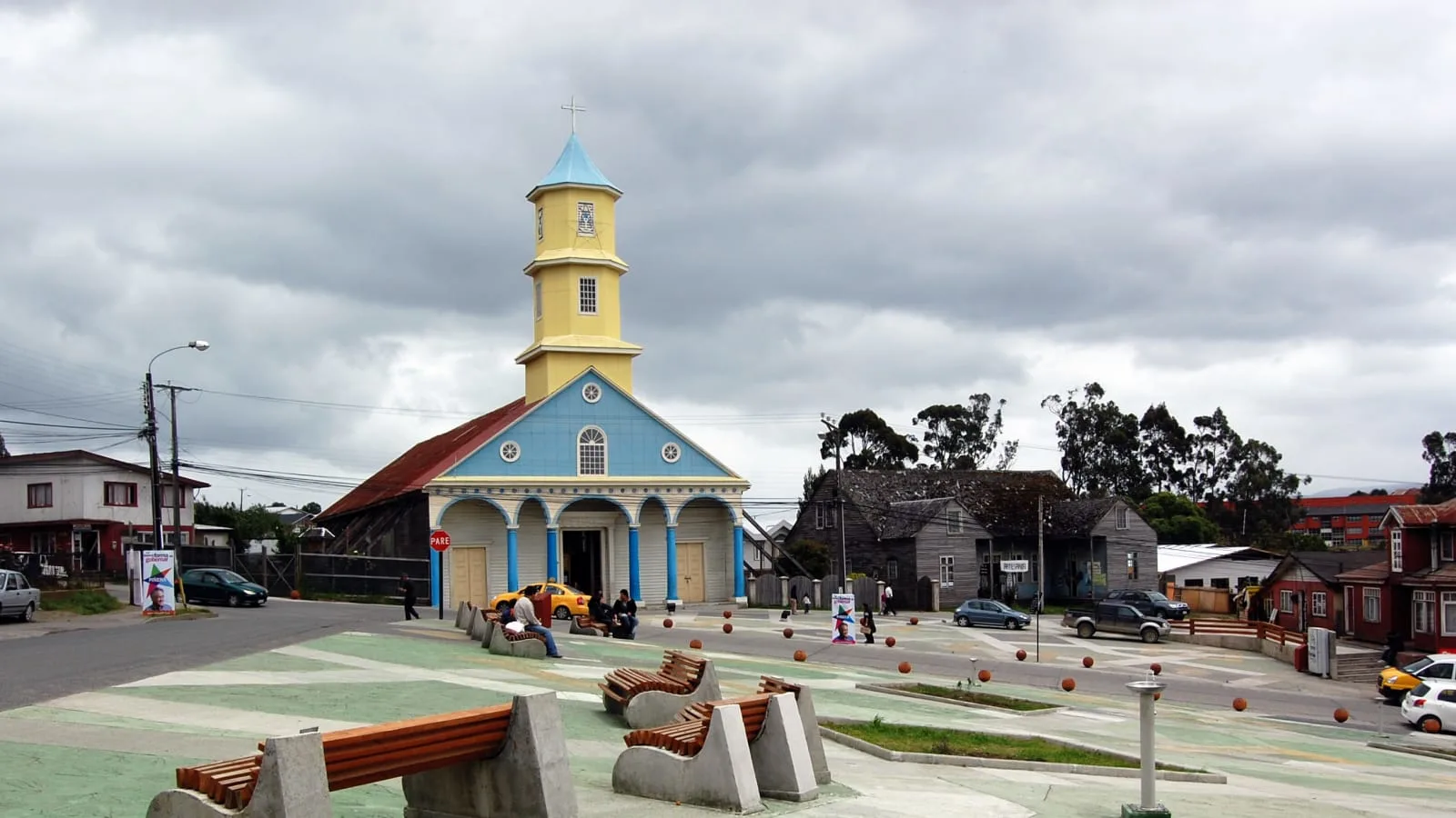 Iglesia Nuestra Señora del Rosario de Chonchi y su plaza, rodeadas por las casas de madera de la zona típica