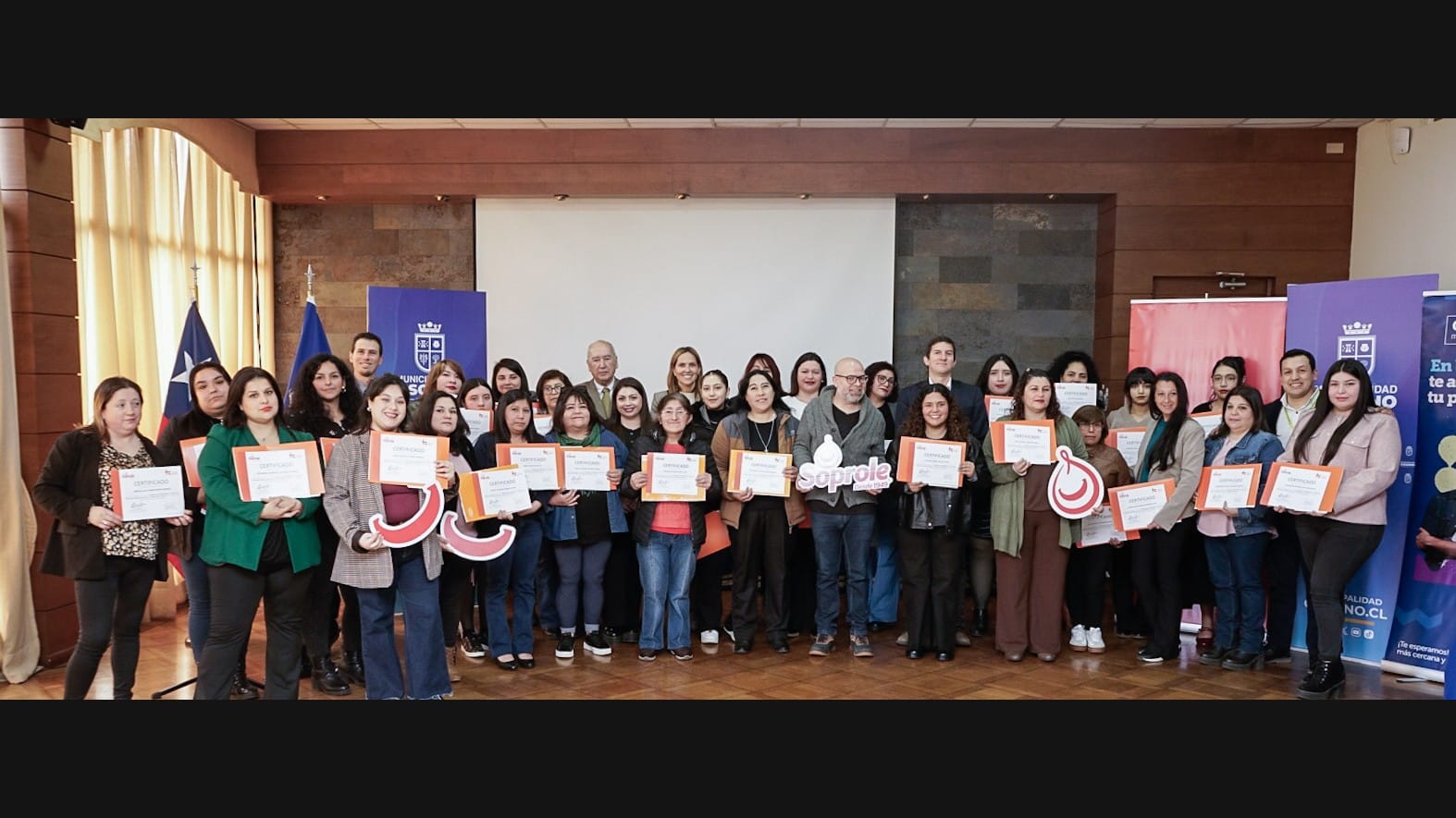 Las 34 participantes de la Academia de Mujeres con sus certificados en la Municipalidad de Osorno