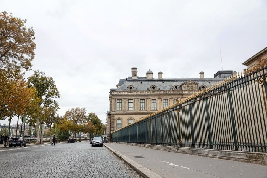 Revelan imágenes de cámaras de seguridad del robo en el Louvre