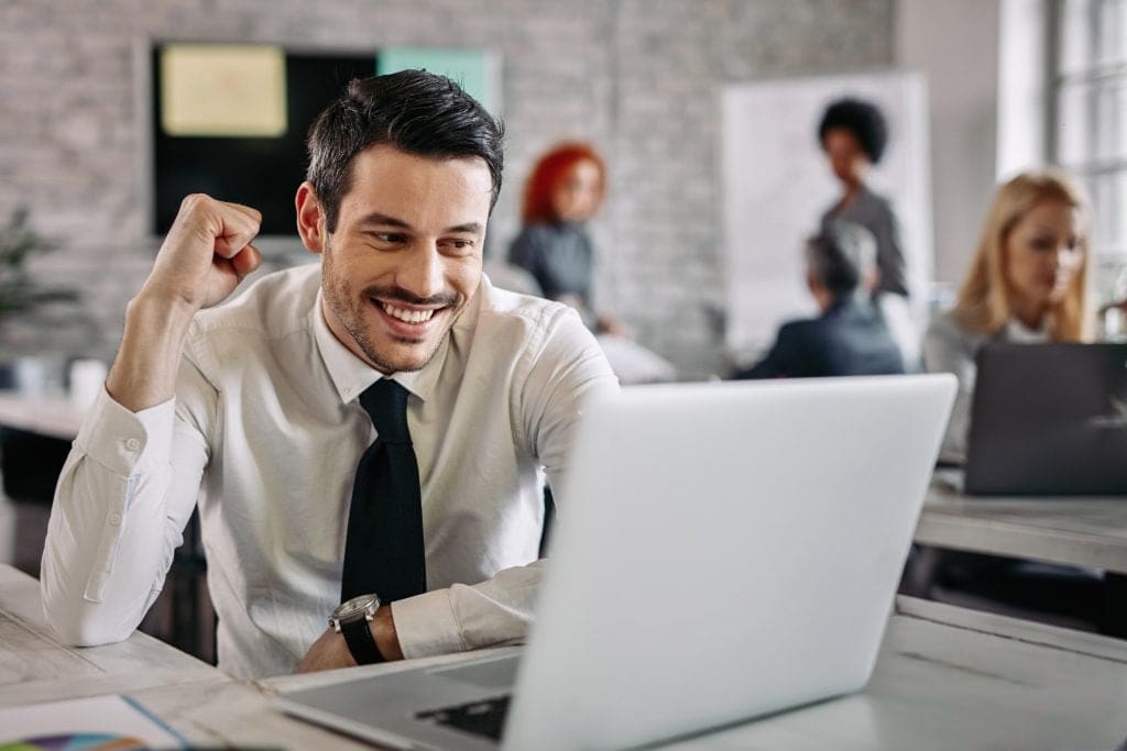 Padres con hijos menores de 12 años ajustan jornada laboral