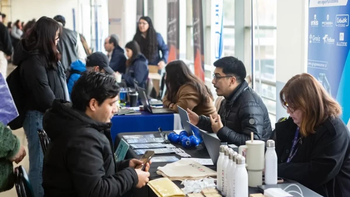 Postulantes y empresas en la feria laboral inclusiva realizada en Arena Puerto Montt, en julio de 2026