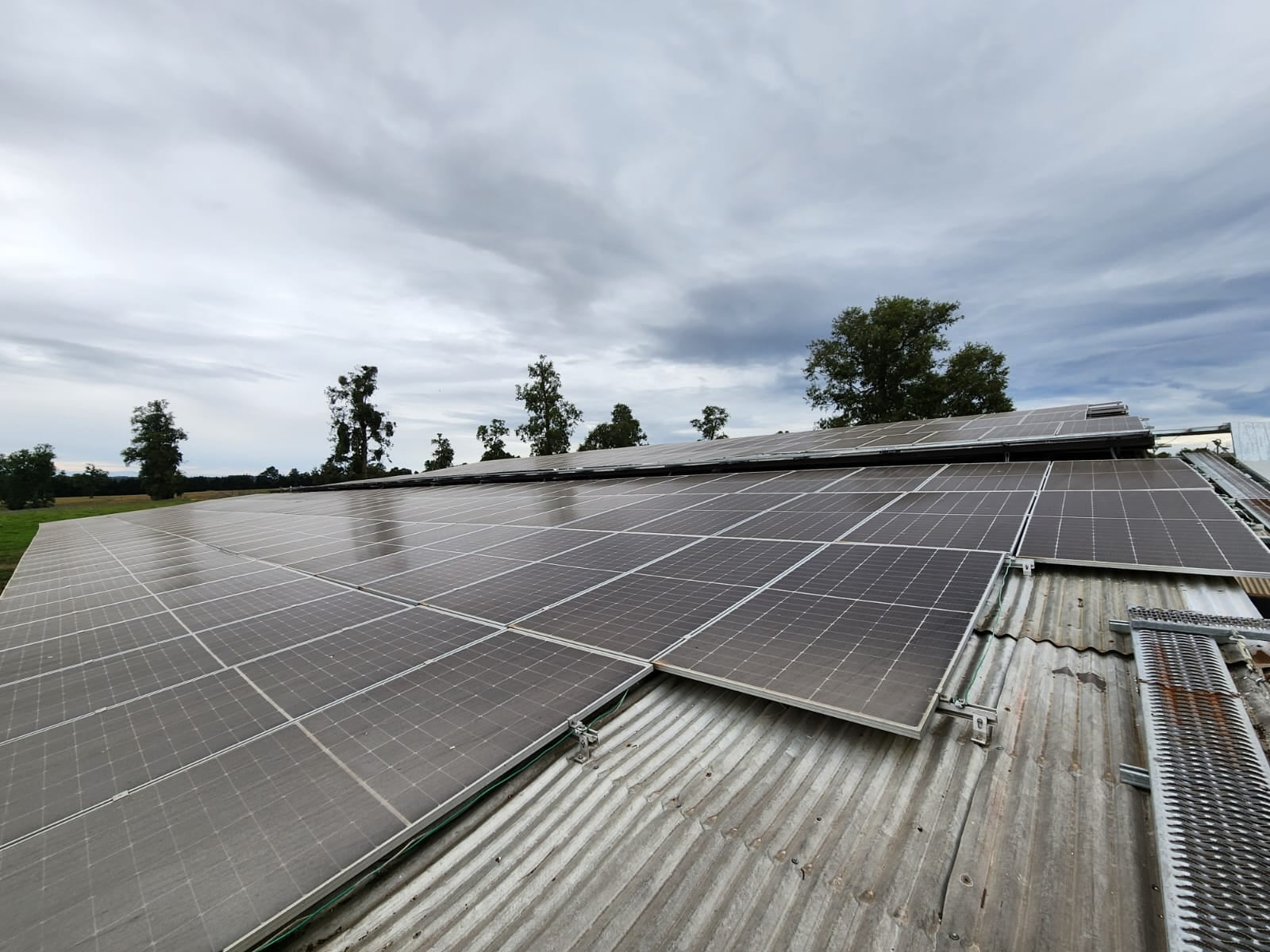 Seremi Energía visita sistema fotovoltaico en Purranque