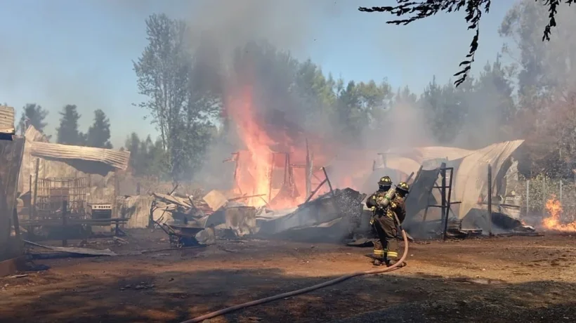 Incendio Devasta Ex Escuela Rural Los Parrones en Río Negro
