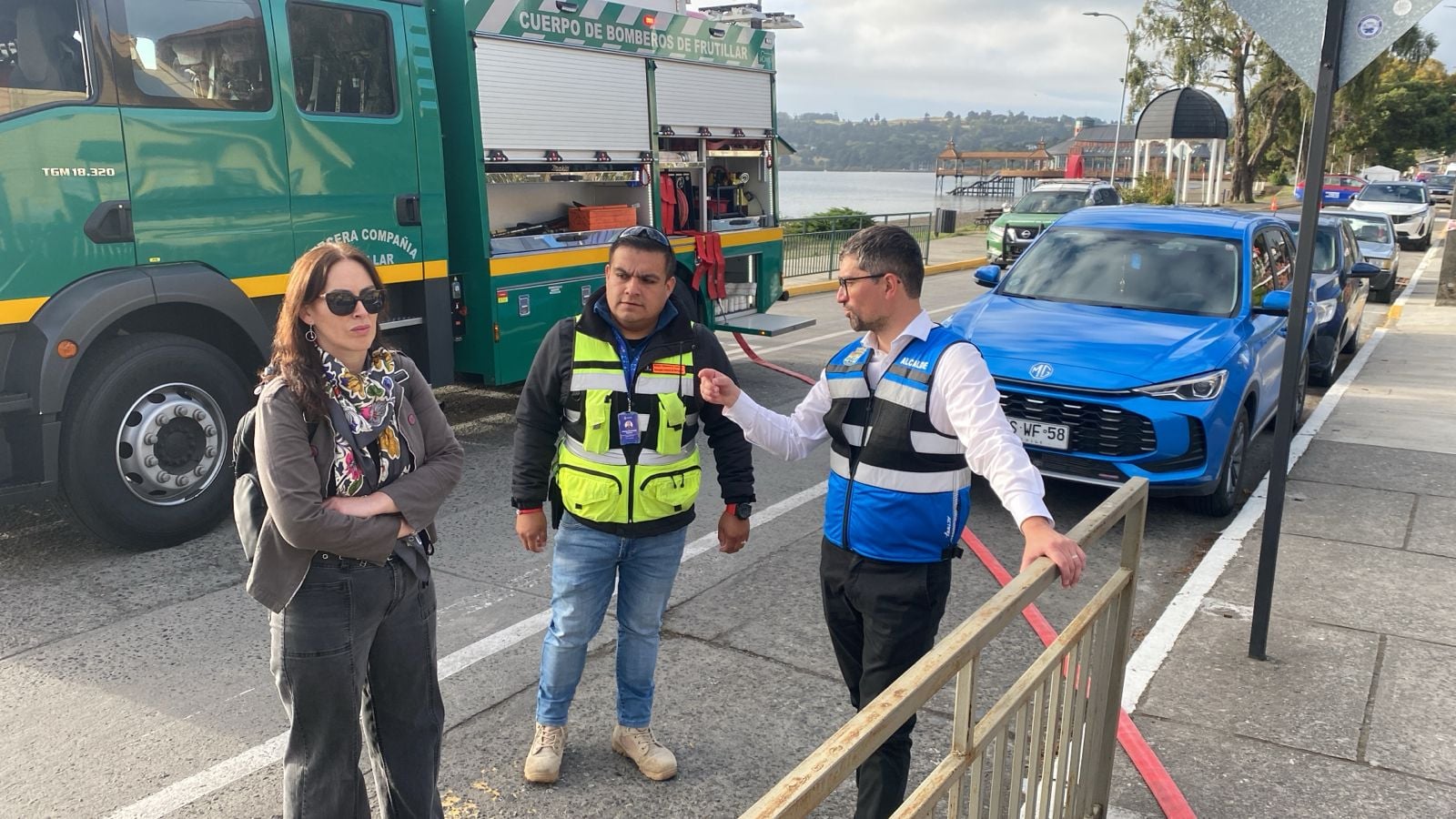 Alcalde Javier Arismendi junto a funcionarios municipales y Bomberos en Frutillar Bajo