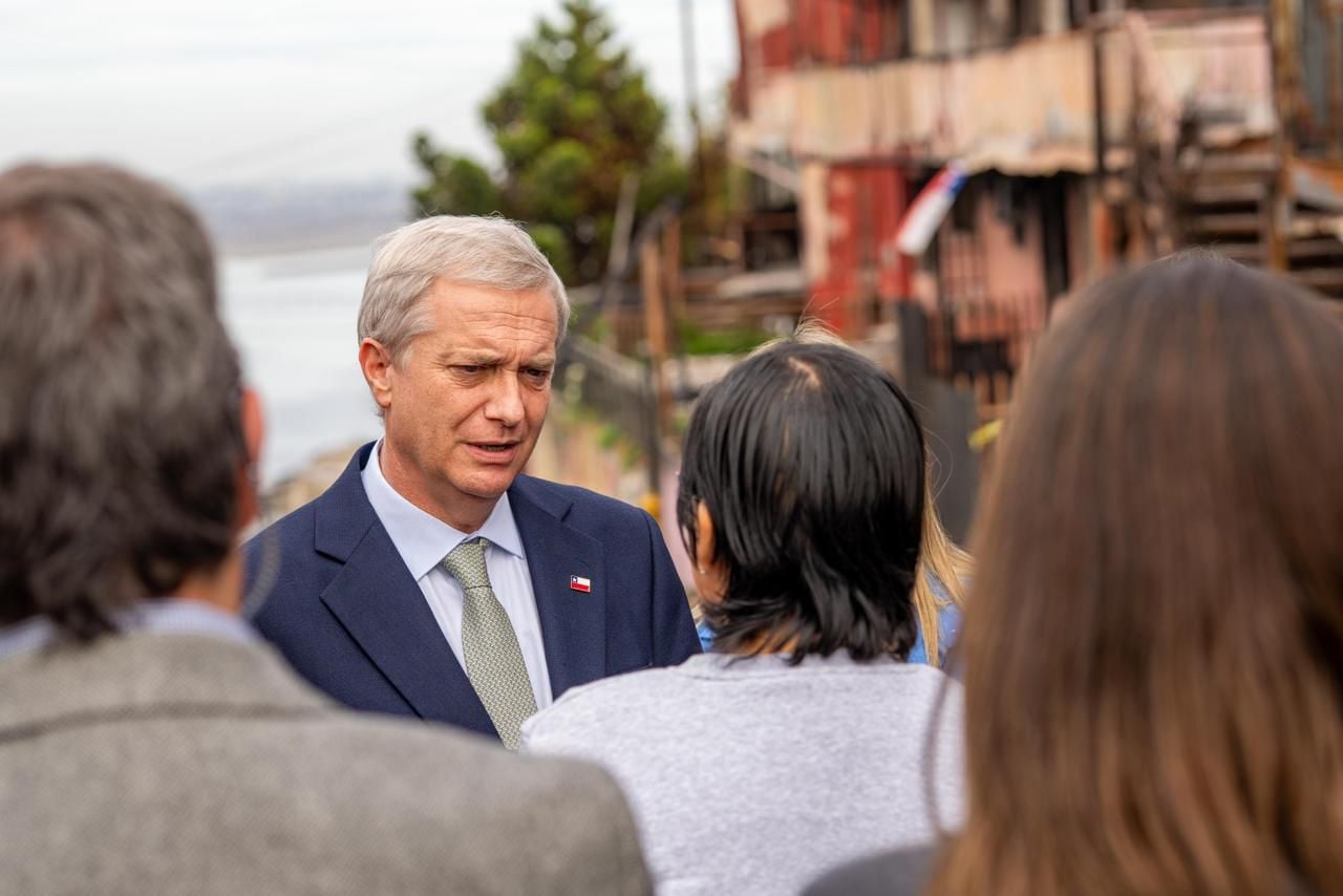 El Presidente Kast durante su visita a Lirquén, en la zona afectada por los incendios forestales.